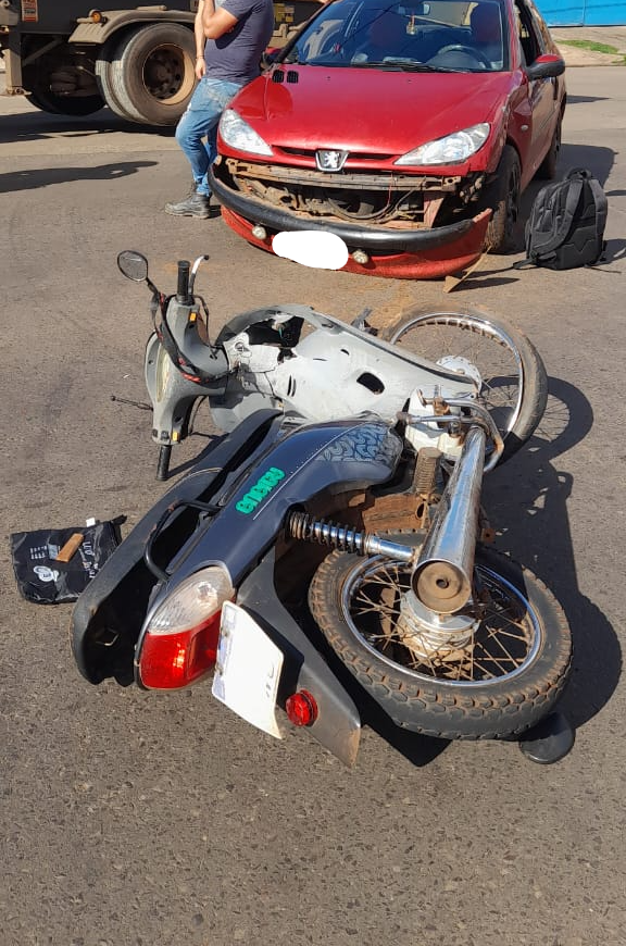 Dos personas resultaron heridas tras un choque entre moto y auto en Posadas - Imagen principal